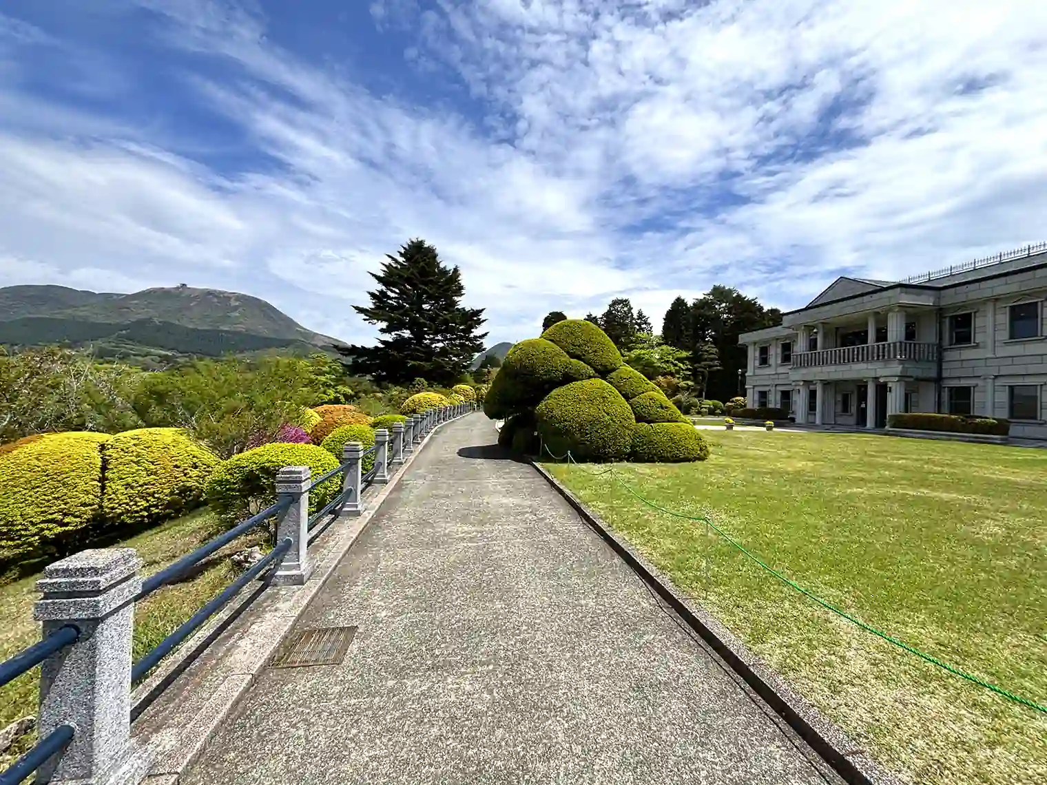 中央広場前の遊歩道