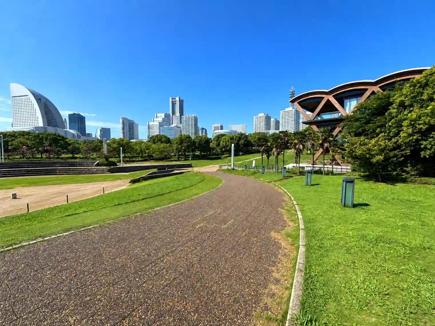 潮入りの池の横の遊歩道