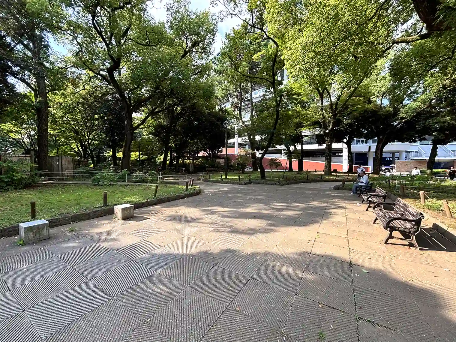彼我庭園前の広場