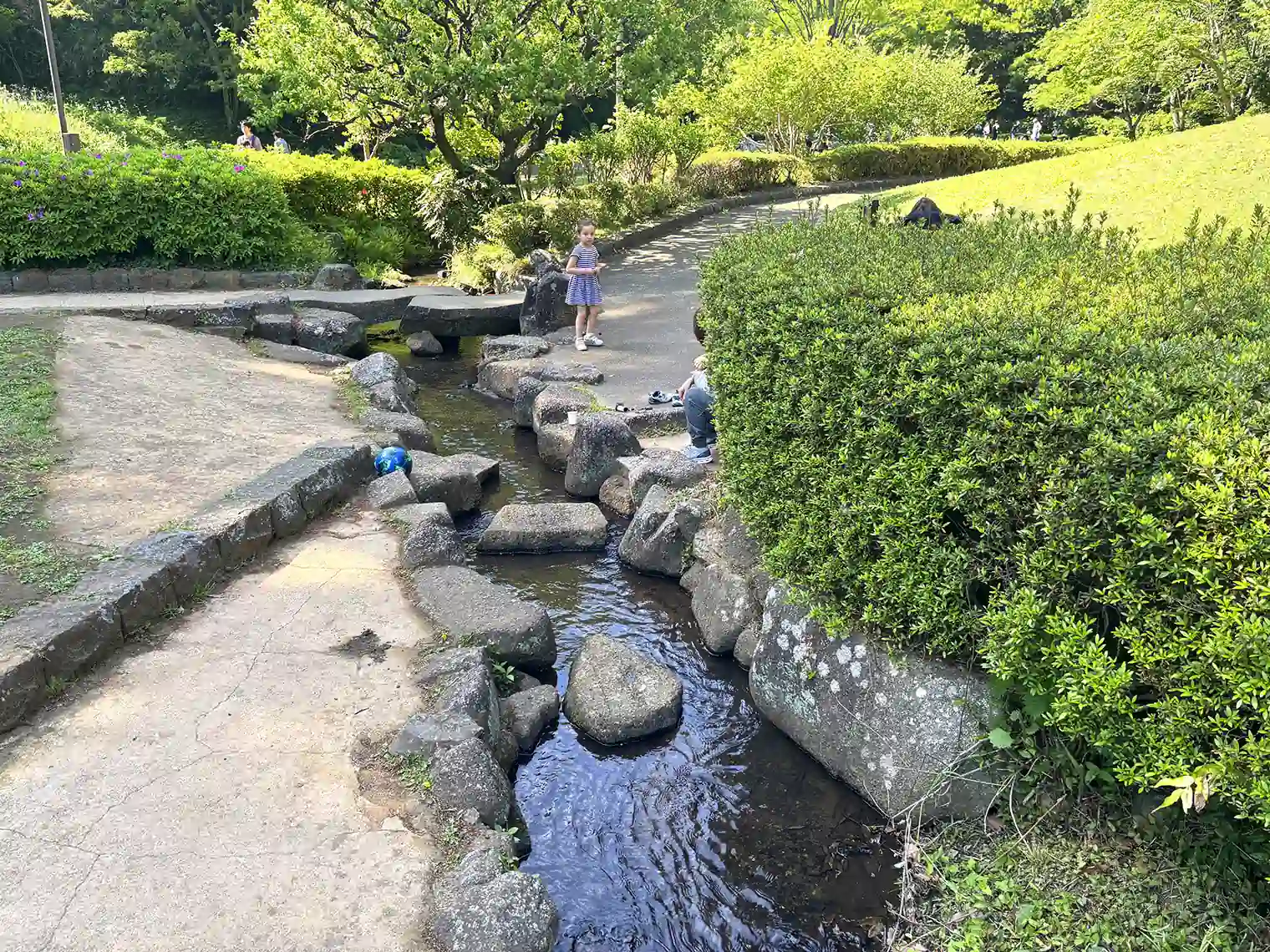 ケヤキ広場のせせらぎ水路