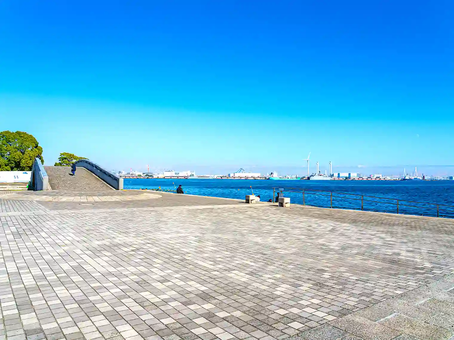 アーチ橋と横浜港［PIXTA画像］