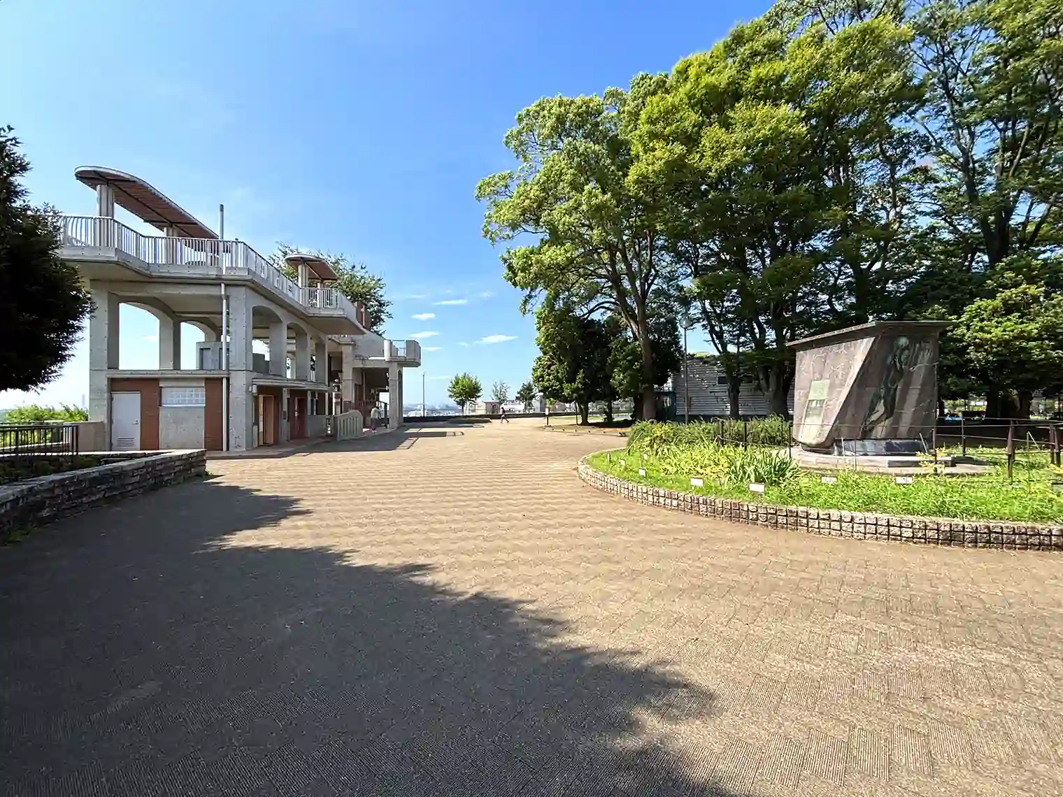 野毛山公園入口付近の広場（展望地区）