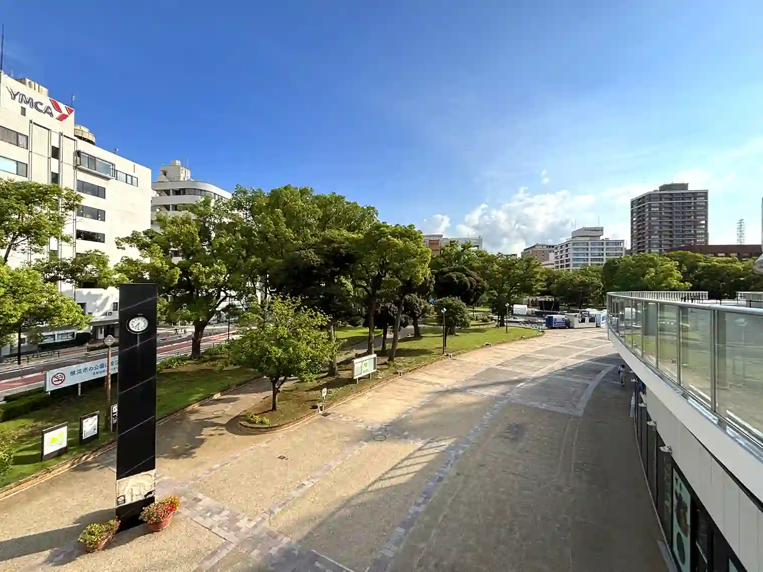 外周デッキから望む横浜公園