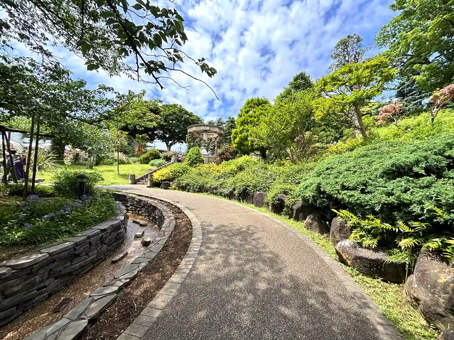 バラのガゼボへ向かう遊歩道