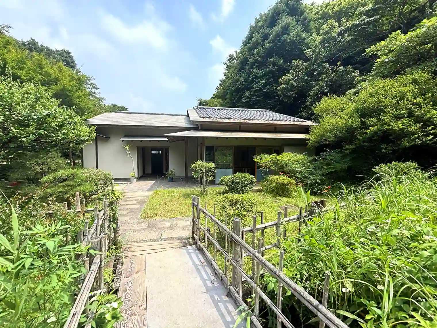 湿生花園の休憩舎