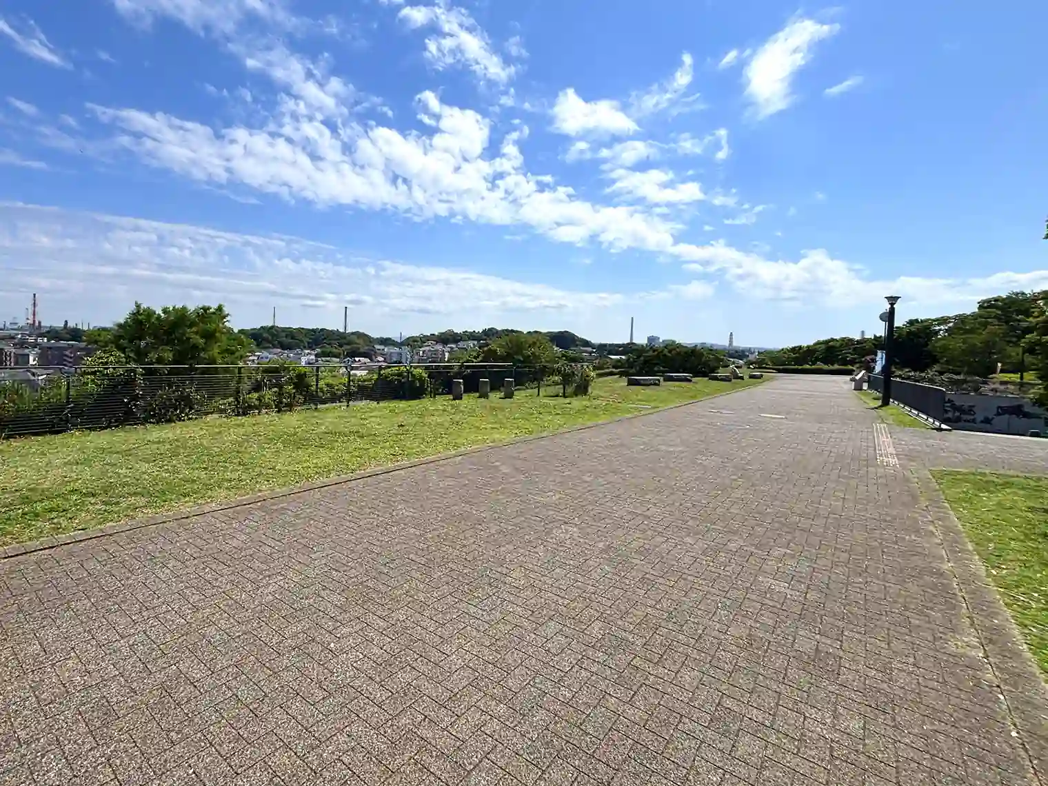センター広場へ向かう遊歩道