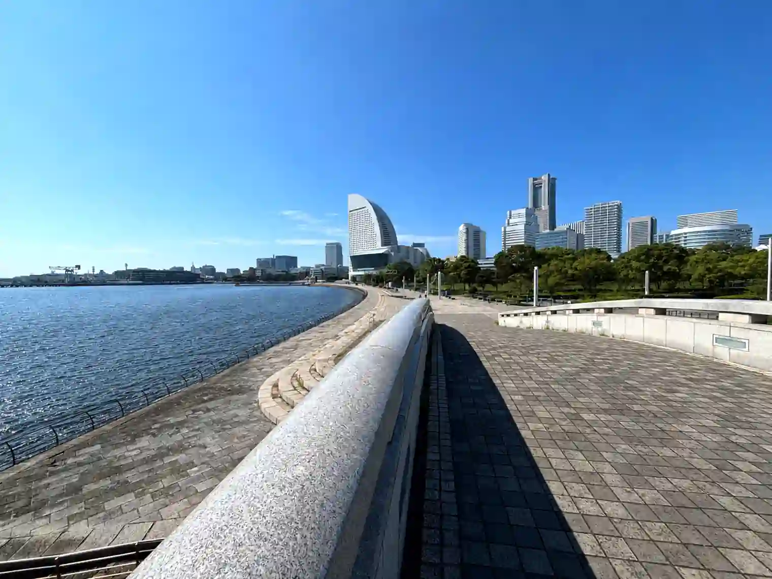 アーチ橋と横浜港［PIXTA画像］