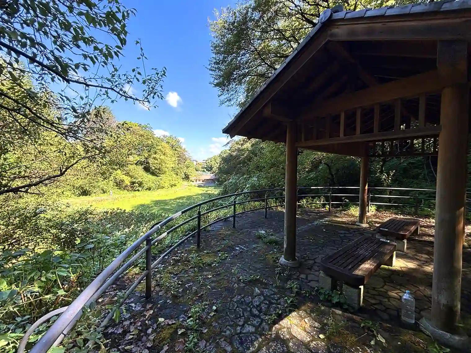 清水の谷と休憩所