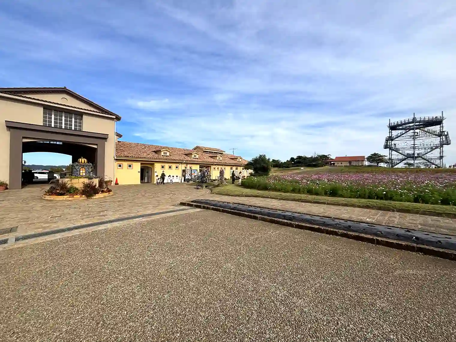 メインゲートとフラワーガーデン