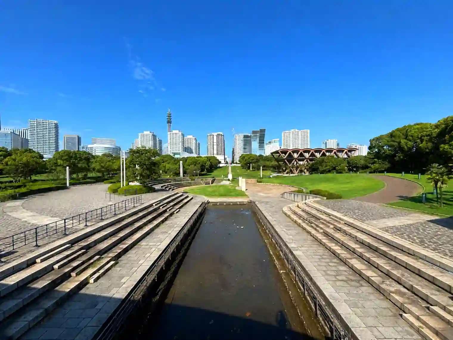 潮入りの池から海につながる水路