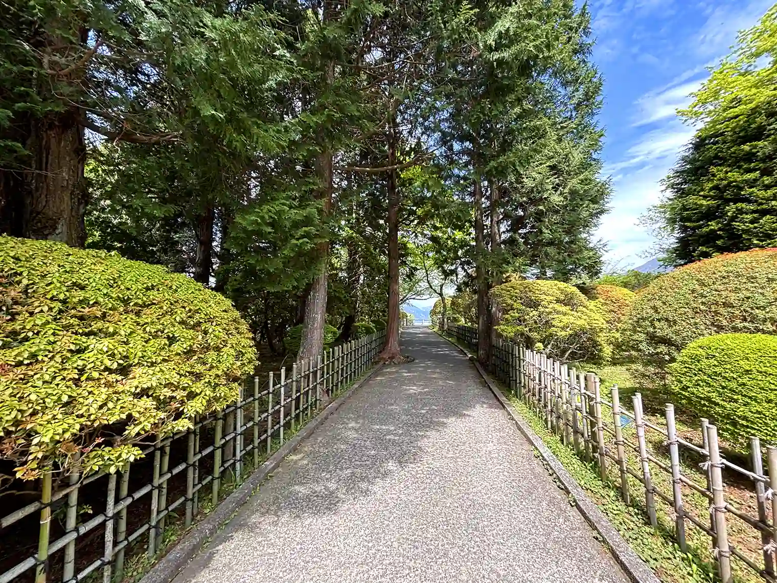 中央広場横の遊歩道