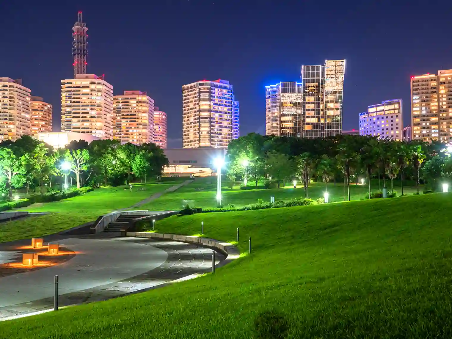 潮入りの池の夜景［PIXTA画像］