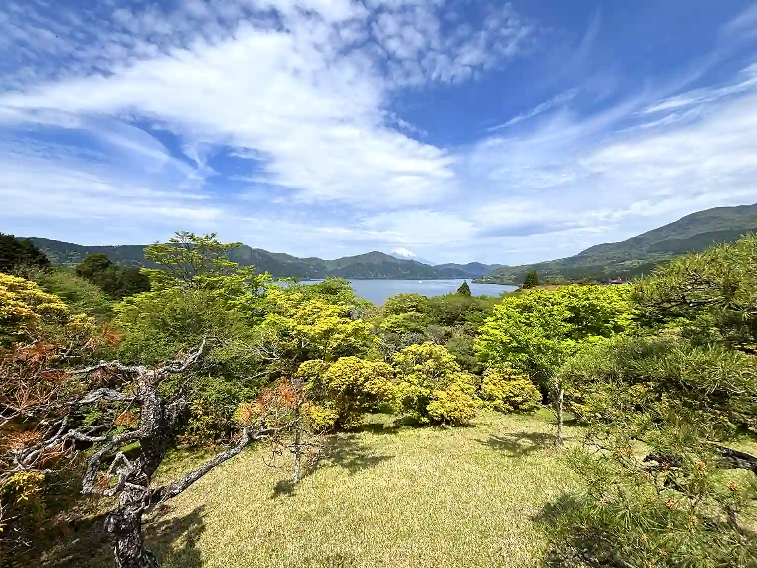 中央広場から見る芦ノ湖と富士山