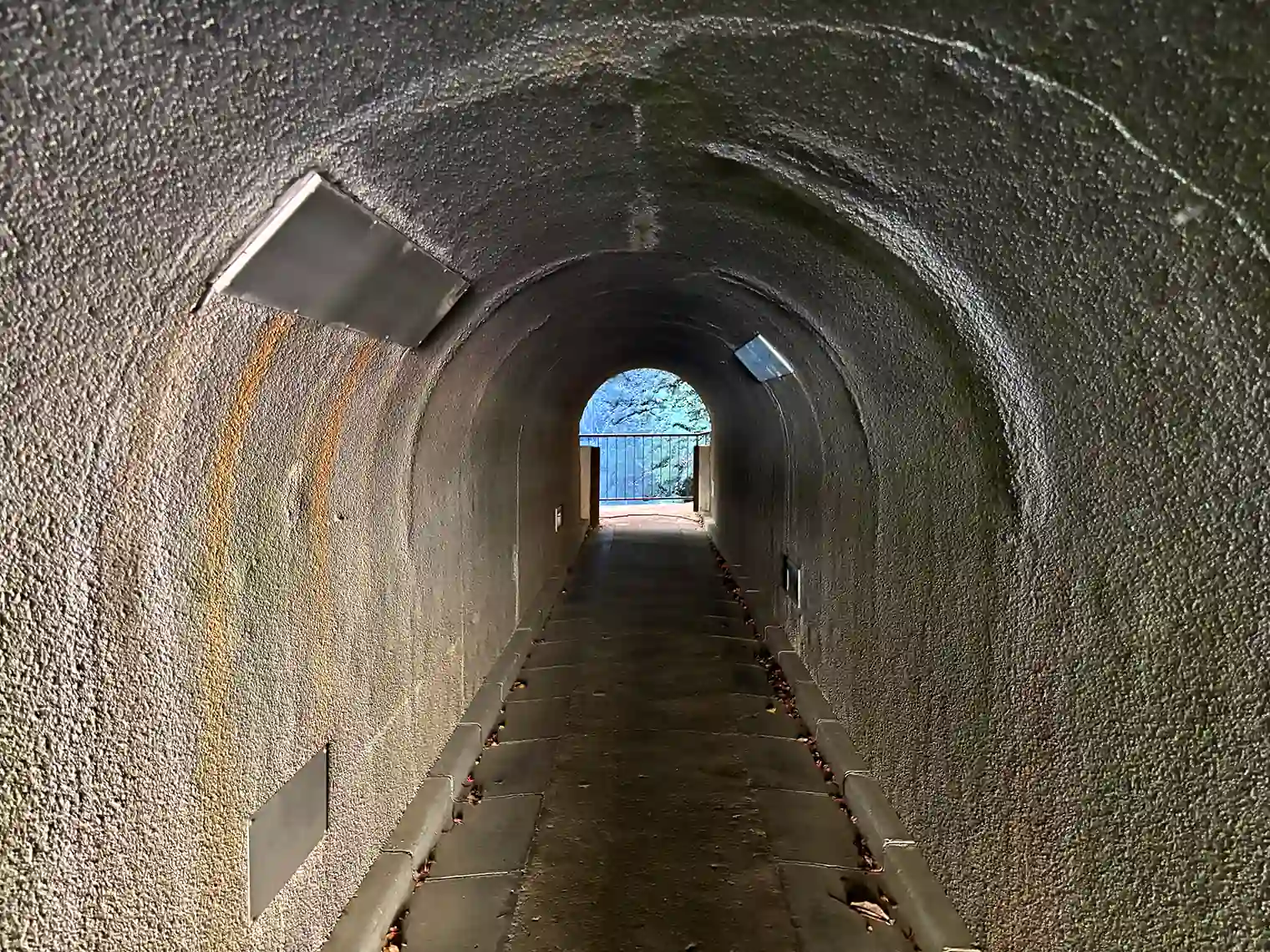 公園入口付近の石のトンネル