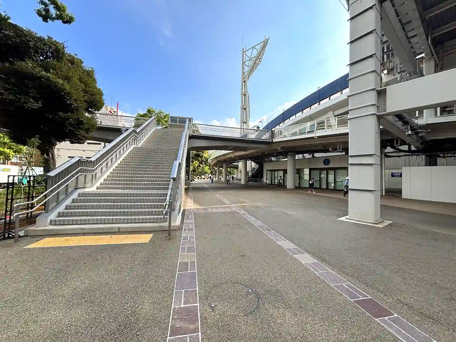 横浜スタジアムに沿って続く園路と外周デッキへの階段