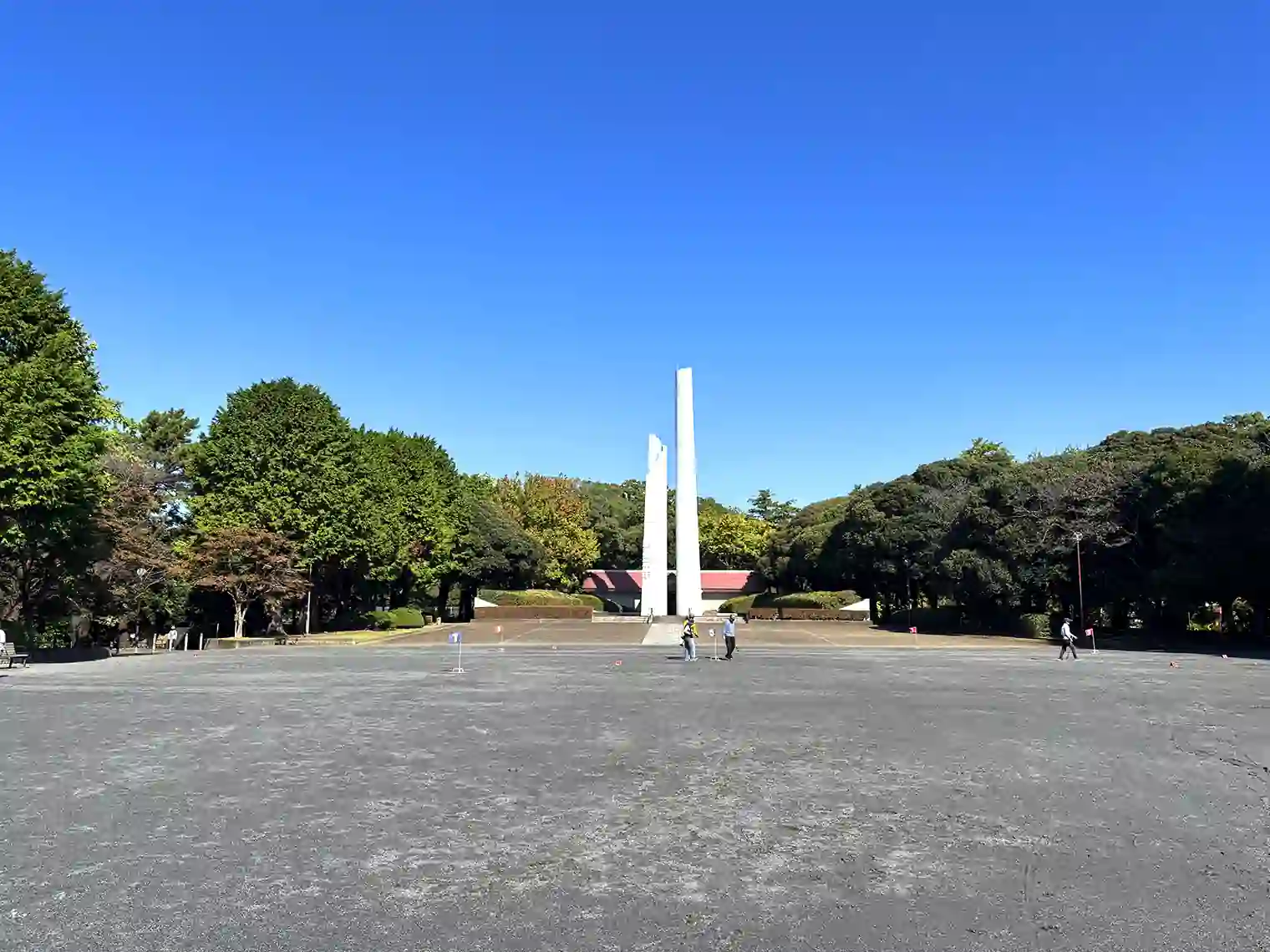 横浜市戦没者慰霊塔前の広場