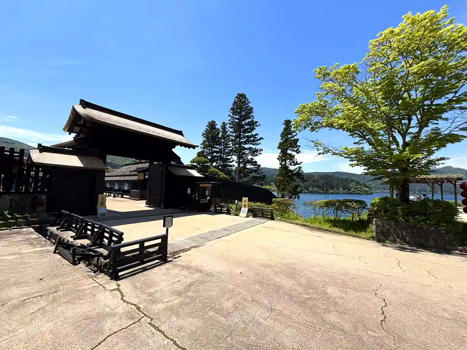 箱根関所（公園外）