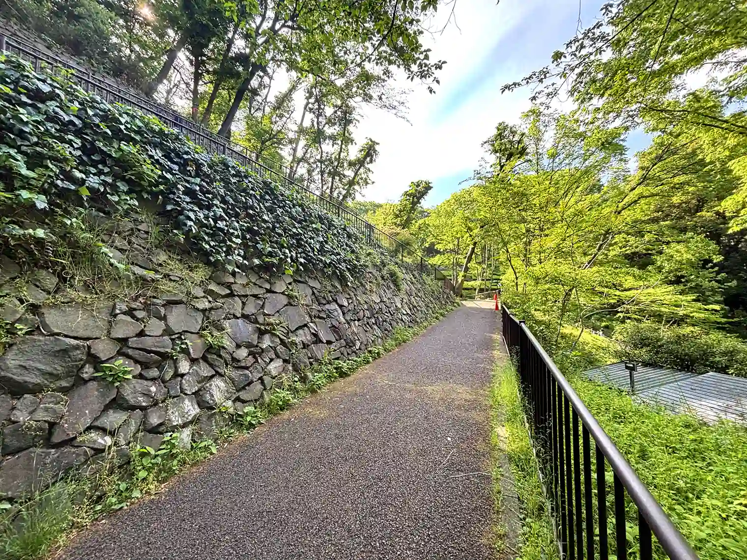 あきくさ広場上の遊歩道