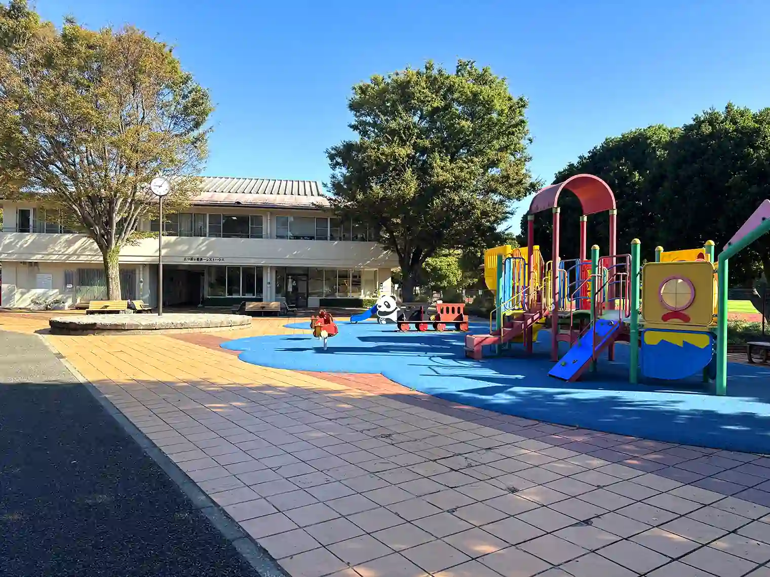 第一レストハウスと幼児用複合遊具
