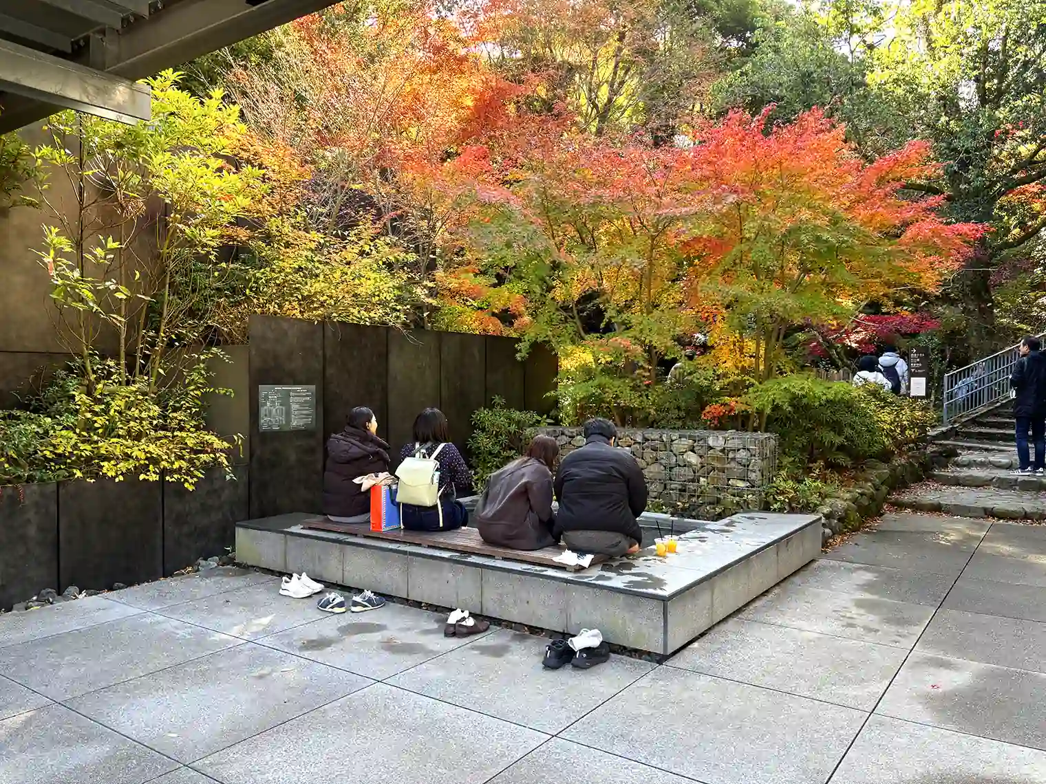 公園入口付近の足湯