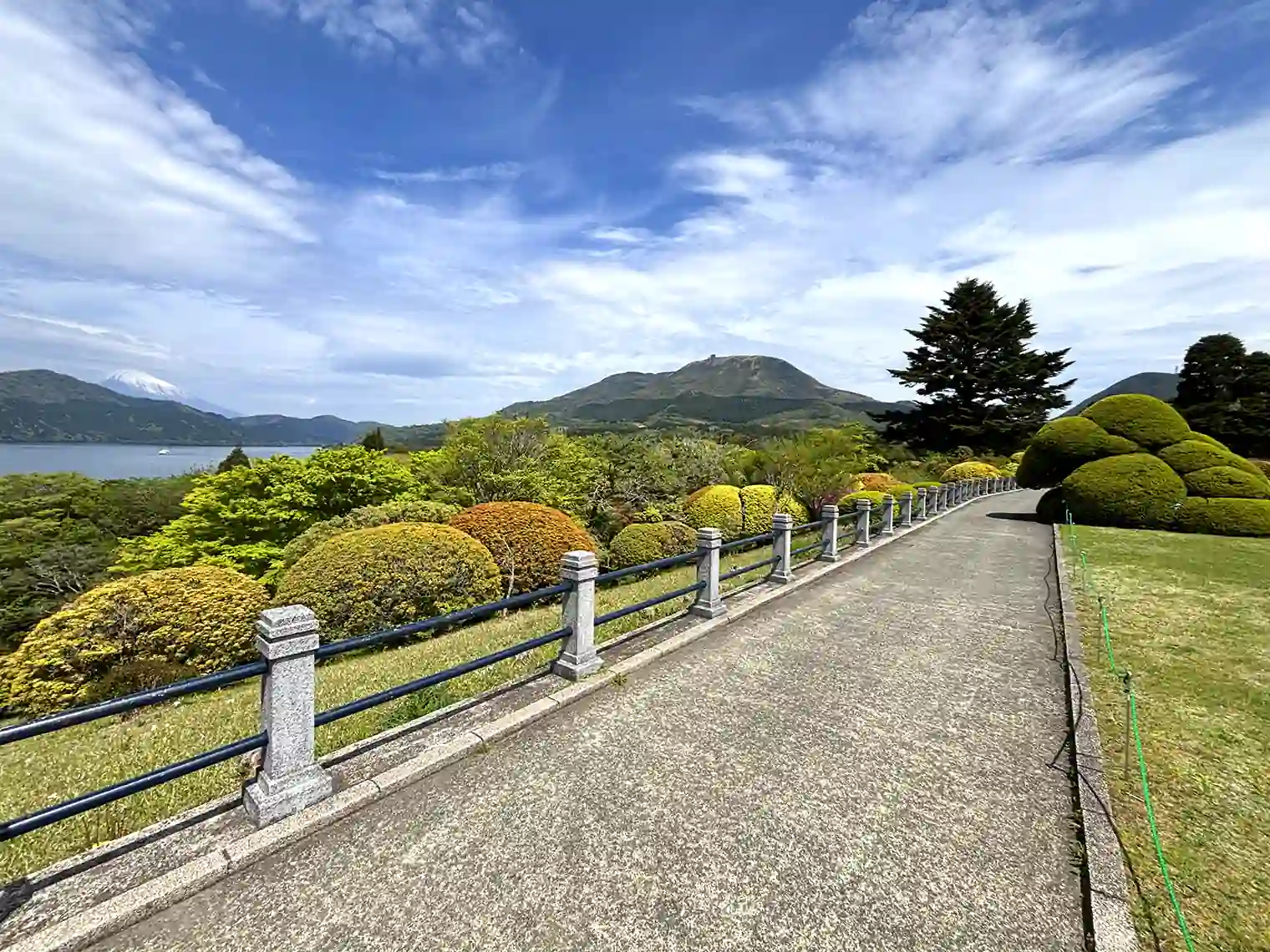 中央広場前の遊歩道
