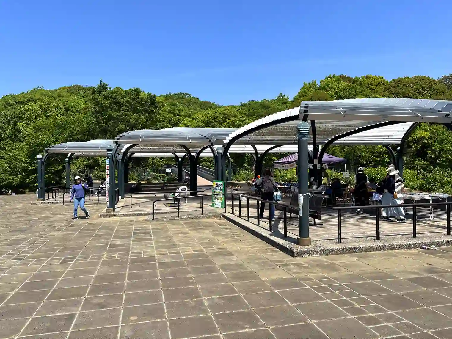 円形広場で行われていてマルシェ