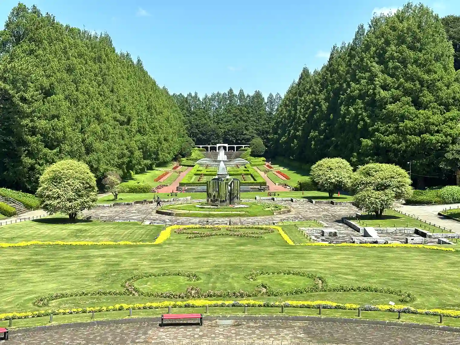 虹の花壇（フランス式庭園）とメタセコイア並木