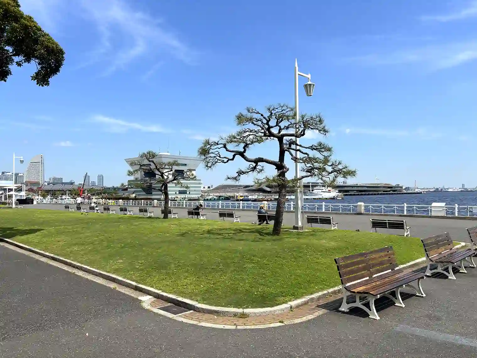 横浜港に面してずらっと並んだベンチ