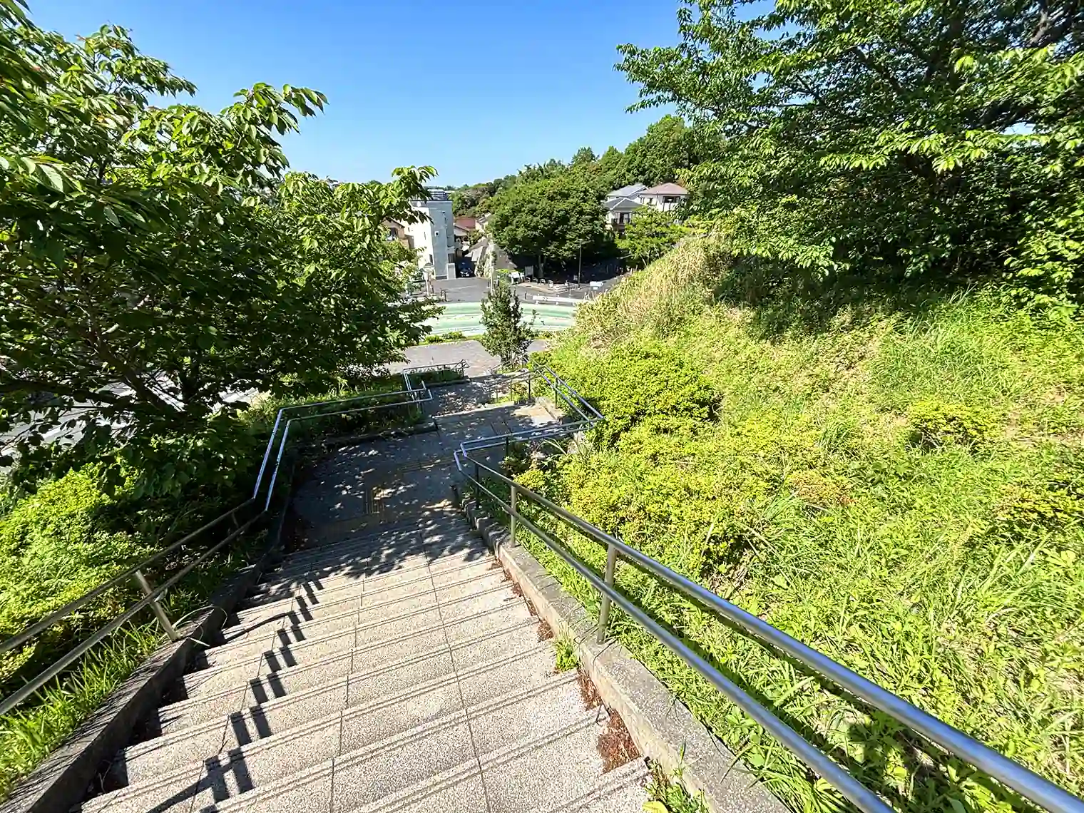 草地広場からアメリカ坂への階段