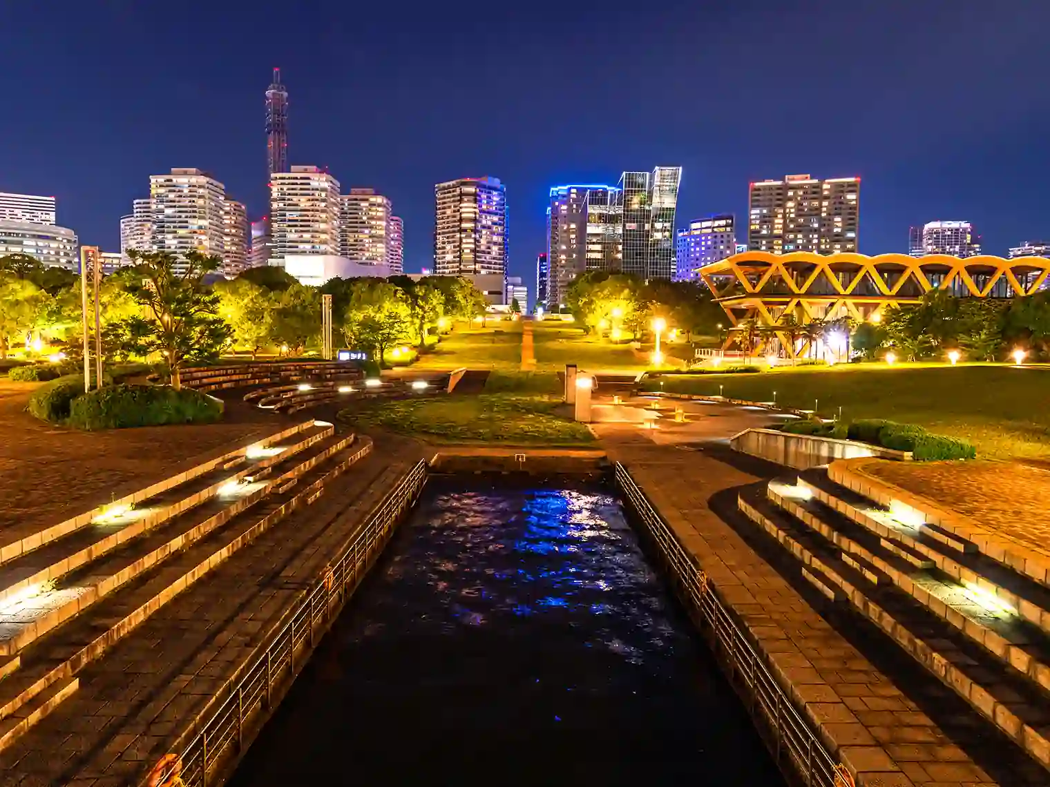 潮入りの池の夜景［PIXTA画像］