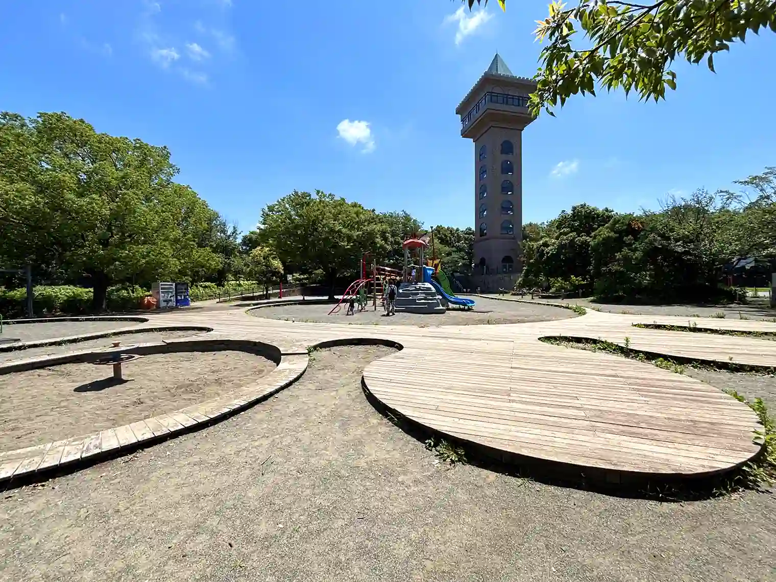 子どもの広場（足形になっている）