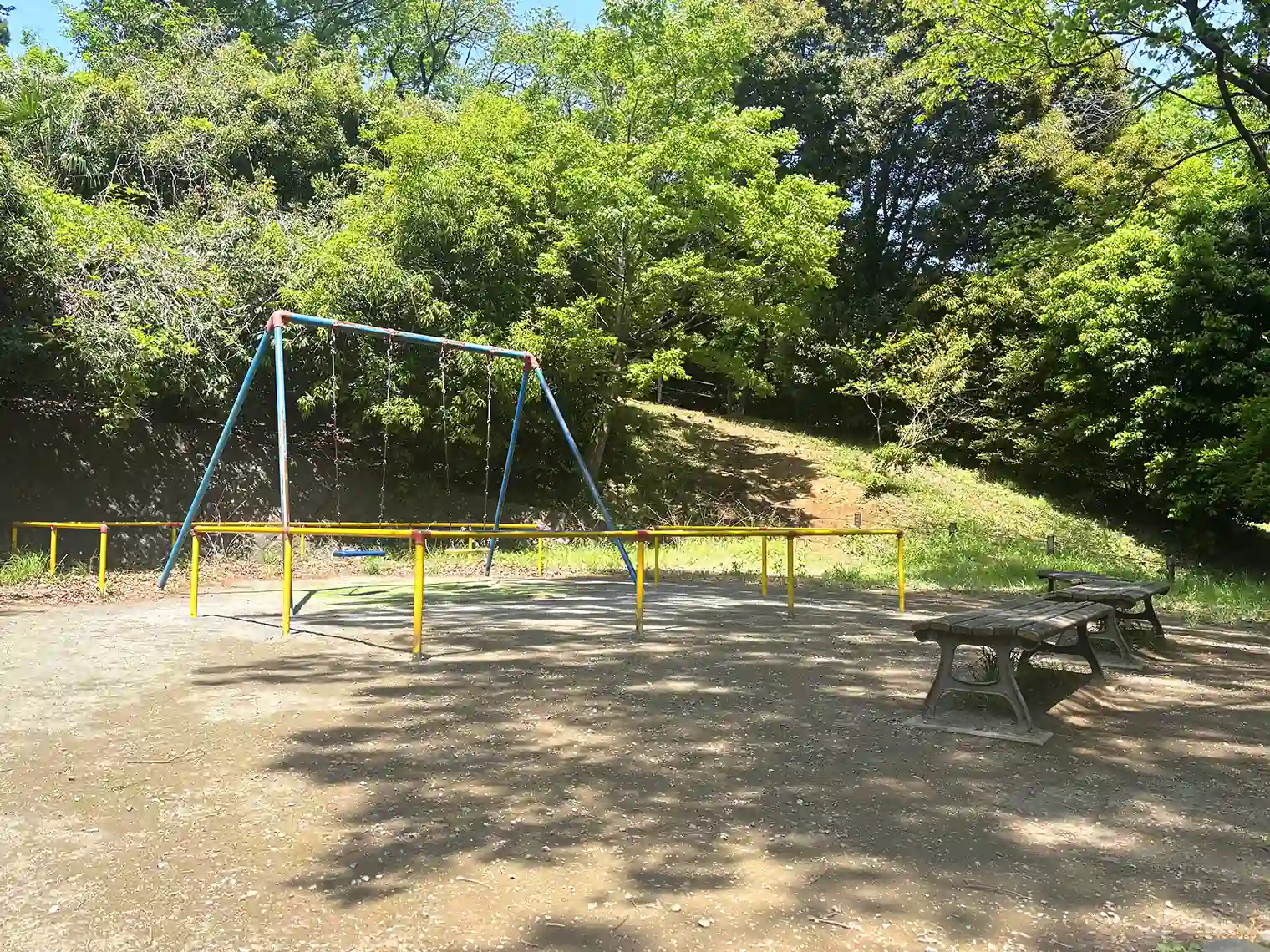 鴨池公園こどもログハウス前のブランコ