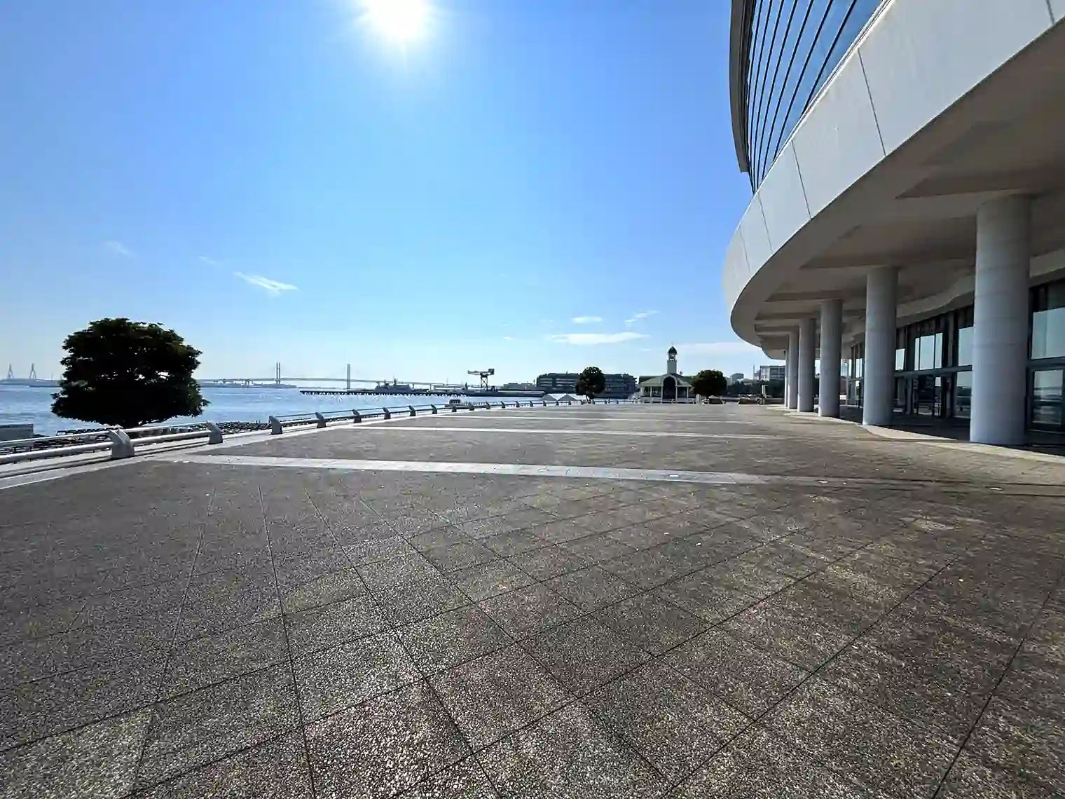 パシフィコ横浜国立大ホールから見るベイブリッジ