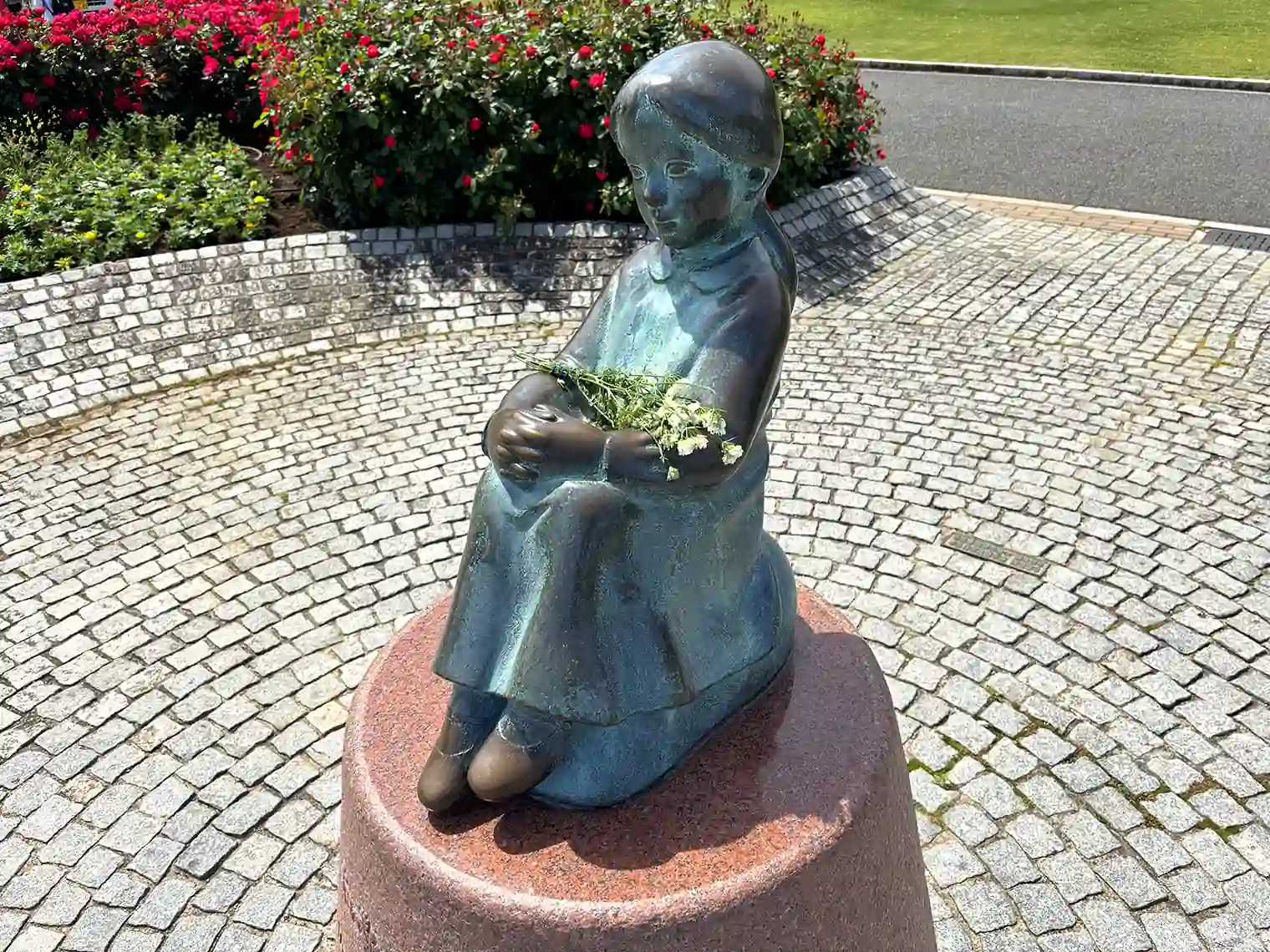 赤い靴はいてた女の子像