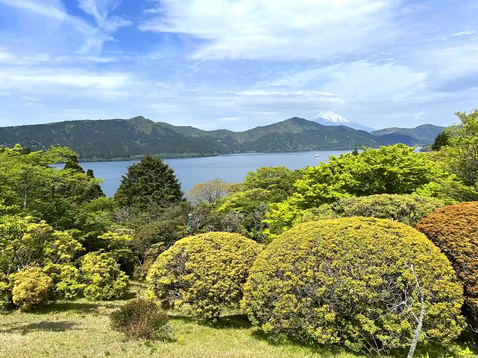 中央広場から見る芦ノ湖と富士山